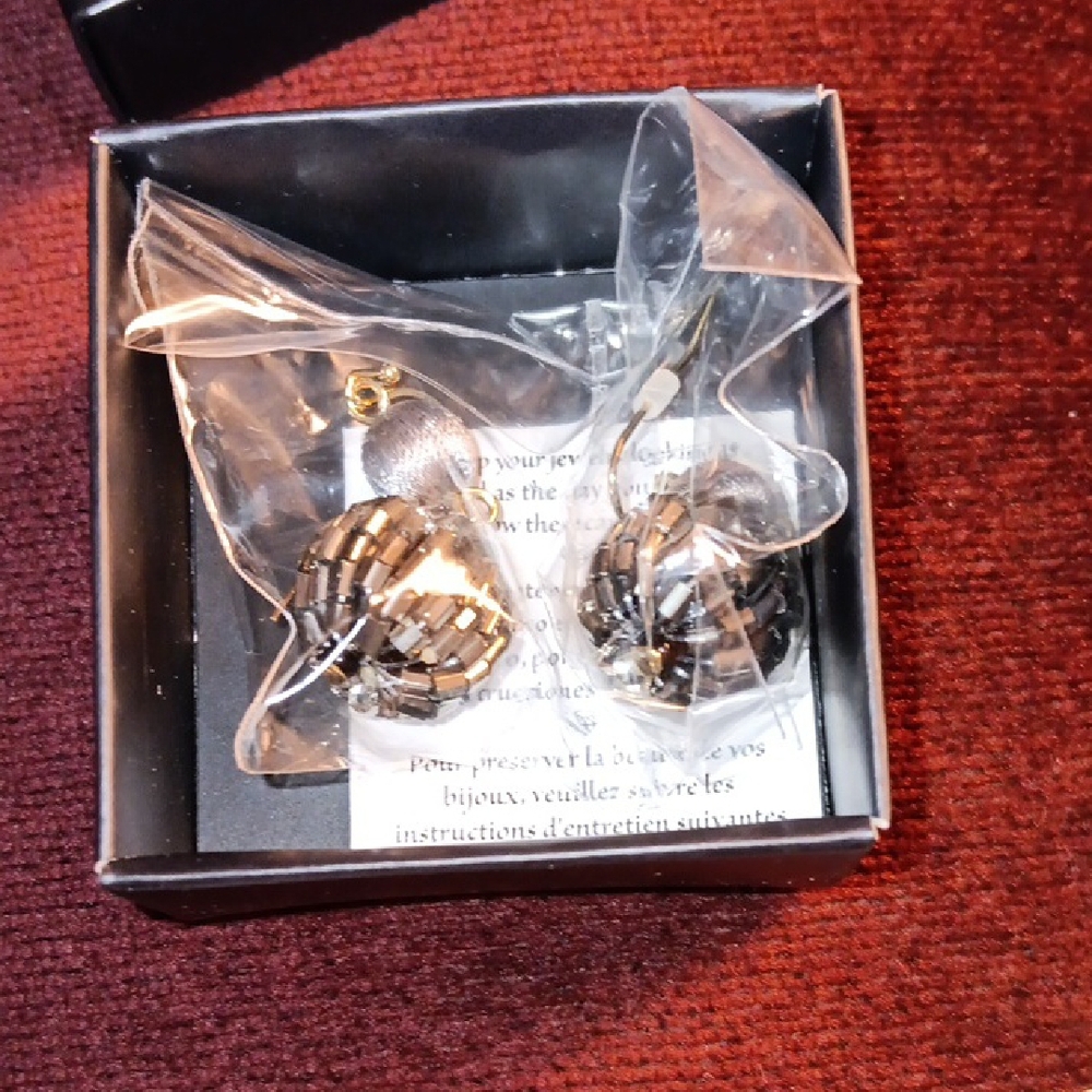 Avon Artistic Red and Cream Box With Beautiful Dangle Metallic Earrings